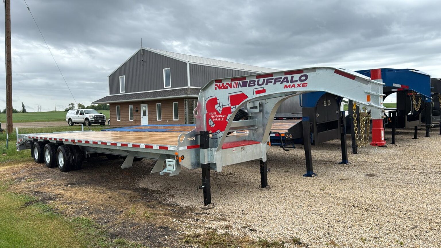 Flatbed trailer with gooseneck hitch